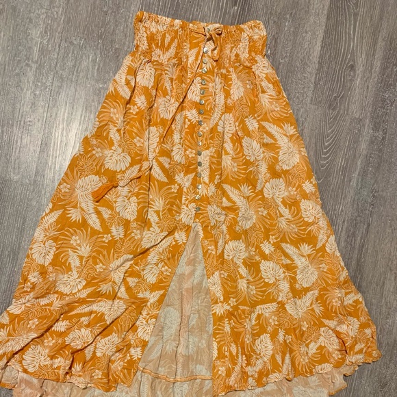 Beautiful flowy skirt - Picture 2 of 2